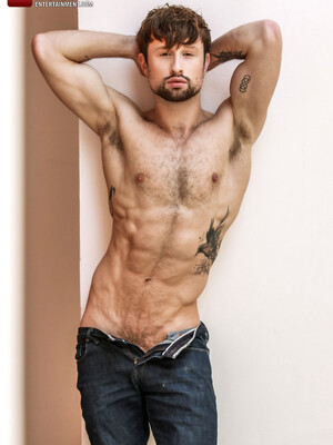 Muscle hunk Drew Dixon showing his perfect body