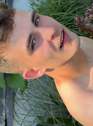 Amateur brit twink shows his sexy ass